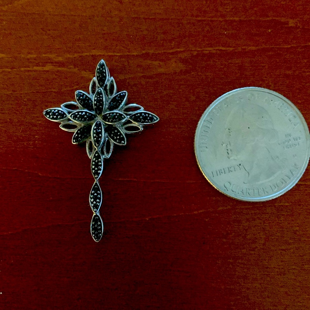 Delicate cross
